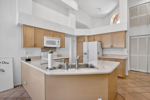 10124 NW 4th Street NW, Plantation, FL 33324