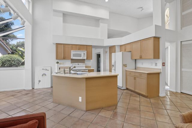 10124 NW 4th Street NW, Plantation, FL 33324