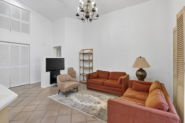 10124 NW 4th Street NW, Plantation, FL 33324
