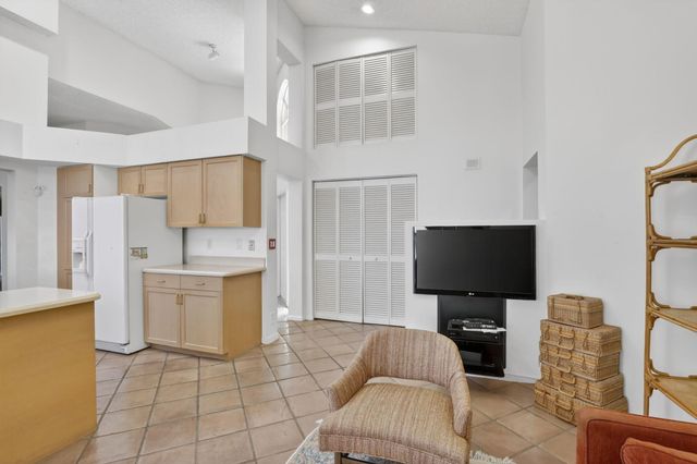 10124 NW 4th Street NW, Plantation, FL 33324