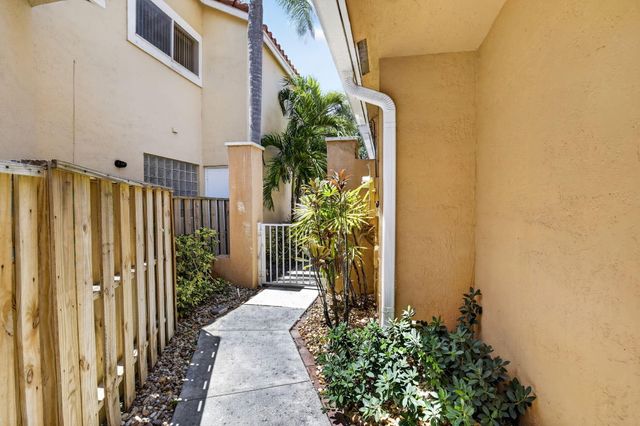 10124 NW 4th Street NW, Plantation, FL 33324
