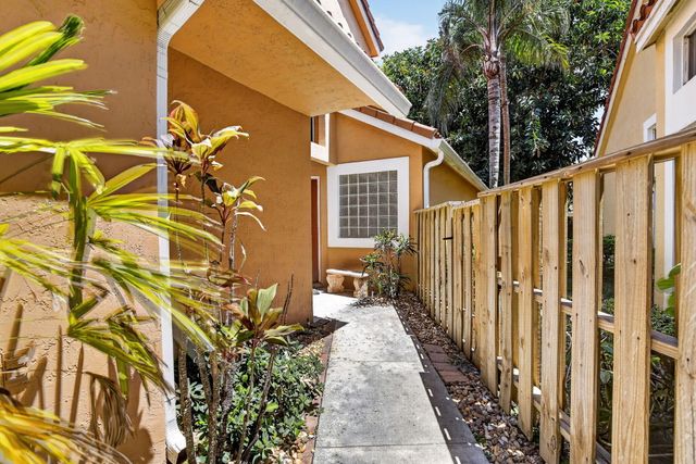 10124 NW 4th Street NW, Plantation, FL 33324