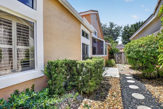 10124 NW 4th Street NW, Plantation, FL 33324