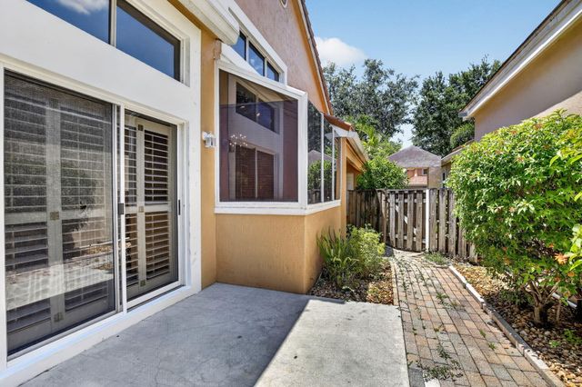 10124 NW 4th Street NW, Plantation, FL 33324