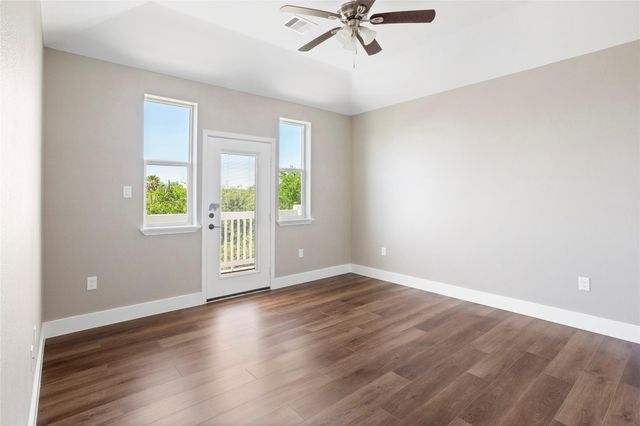 1226 9th St, San Leon, TX 77539