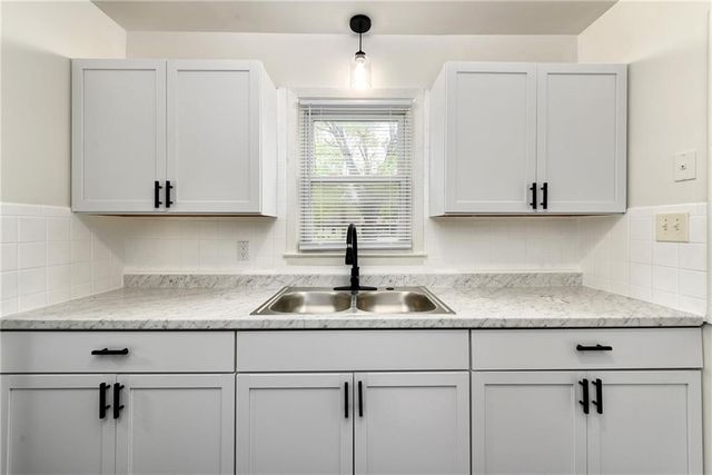 7806 E 86TH Street, Raytown, MO 64138