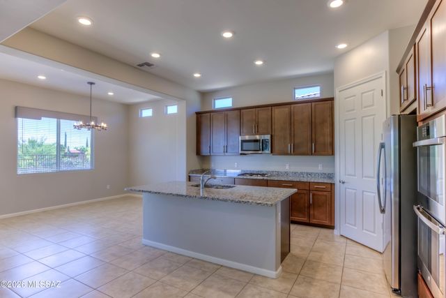 8461 N Gallant Fox Drive, Tucson, AZ 85704