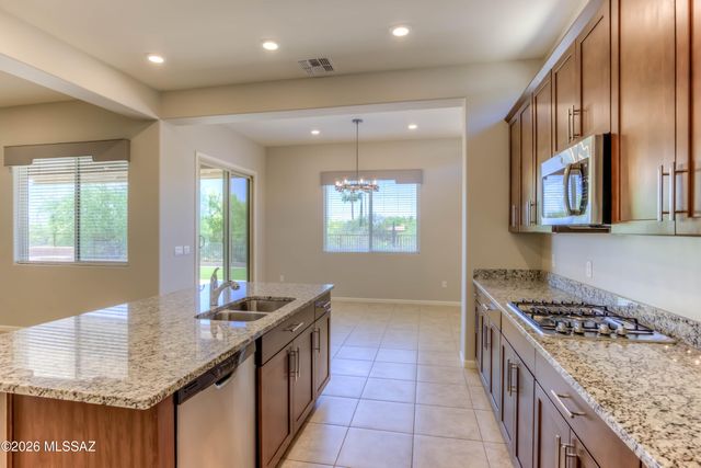 8461 N Gallant Fox Drive, Tucson, AZ 85704