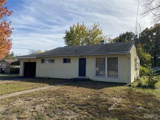 805 Southmoor Place, Godfrey, IL 62035