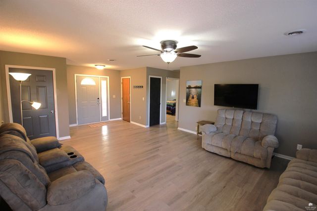 11311 Lakeview Drive, Manhattan, KS 66503