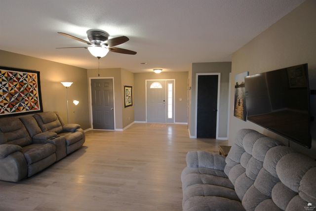 11311 Lakeview Drive, Manhattan, KS 66503