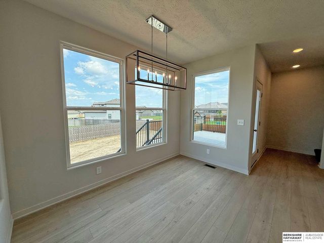 11016 Bearcreek Drive, Papillion, NE 68046