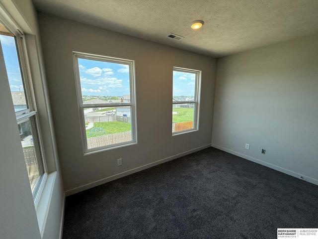 11016 Bearcreek Drive, Papillion, NE 68046