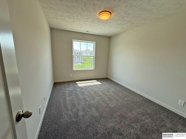 11016 Bearcreek Drive, Papillion, NE 68046