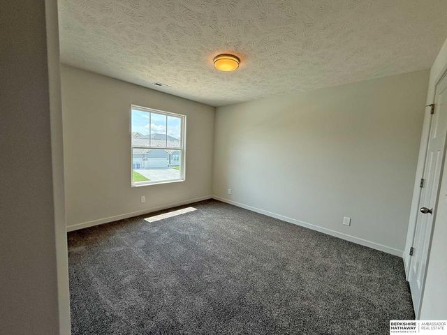 11016 Bearcreek Drive, Papillion, NE 68046