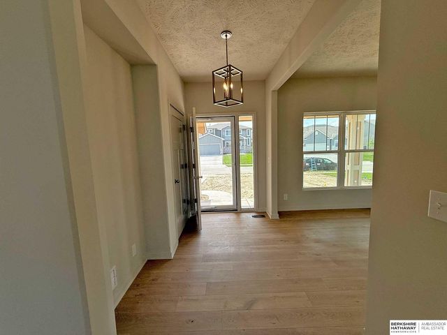 11016 Bearcreek Drive, Papillion, NE 68046