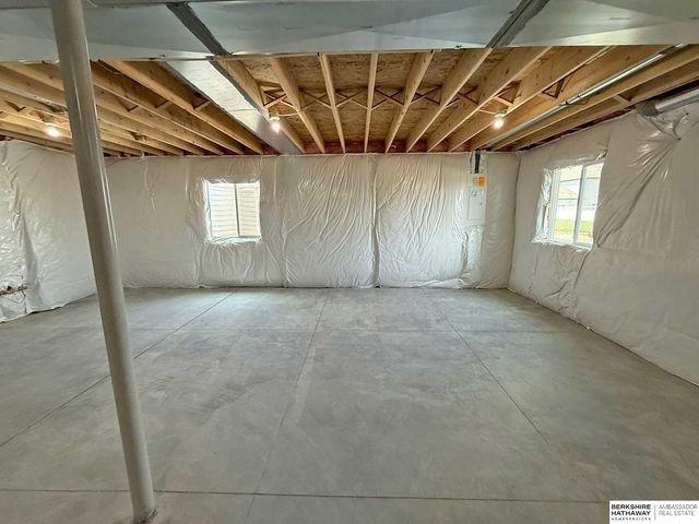 11016 Bearcreek Drive, Papillion, NE 68046