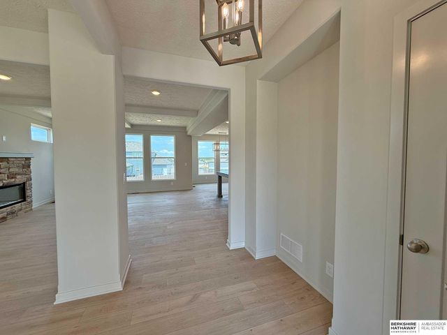11016 Bearcreek Drive, Papillion, NE 68046
