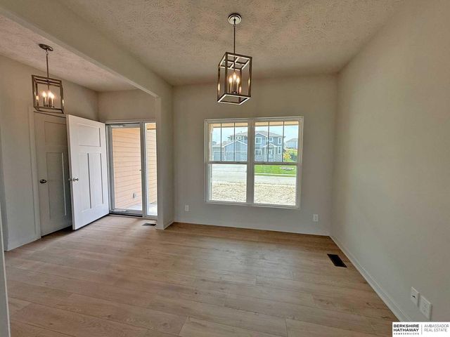 11016 Bearcreek Drive, Papillion, NE 68046