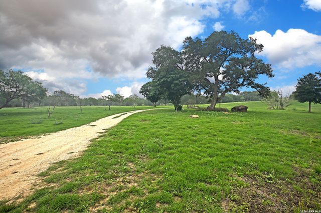 1335 N GABLE RD, St Hedwig, TX 78152