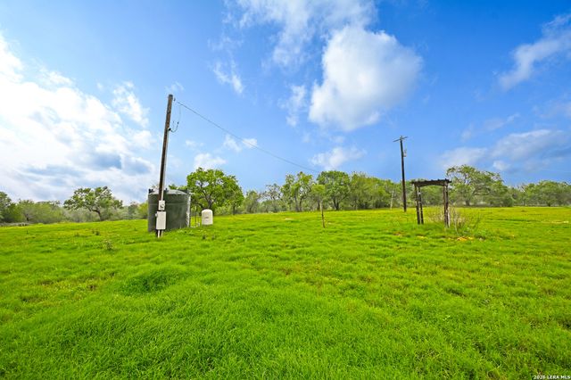 1335 N GABLE RD, St Hedwig, TX 78152