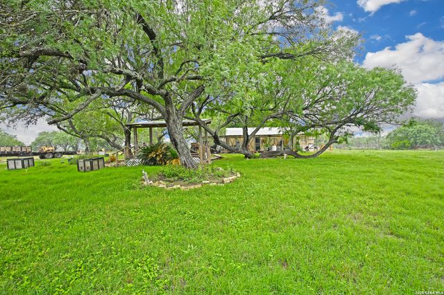 1335 N GABLE RD, St Hedwig, TX 78152