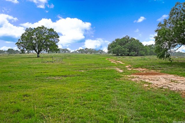 1335 N GABLE RD, St Hedwig, TX 78152