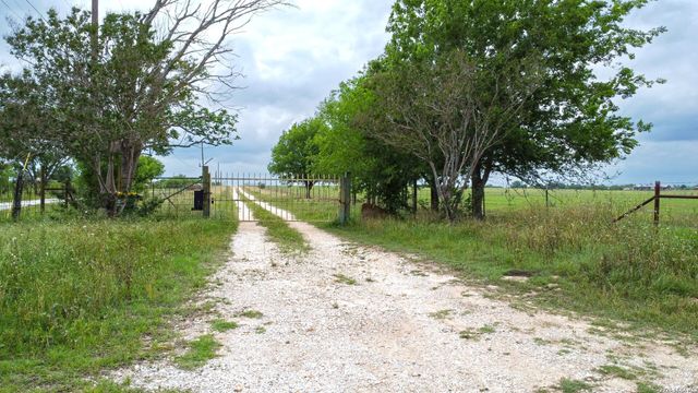 1335 N GABLE RD, St Hedwig, TX 78152