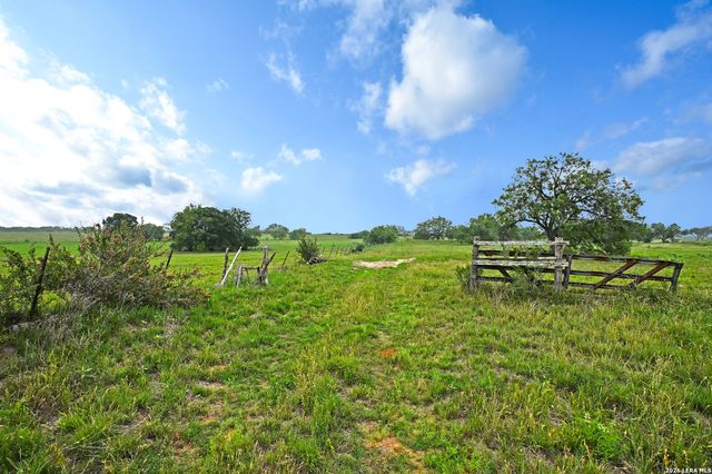 1335 N GABLE RD, St Hedwig, TX 78152