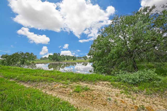 1335 N GABLE RD, St Hedwig, TX 78152