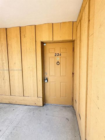 4850 SW 63rd Ter 224, Davie, FL 33314
