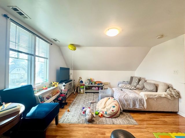 5758 W Warwick Avenue, Chicago, IL 60634