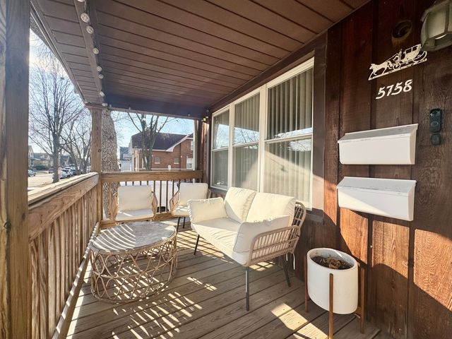 5758 W Warwick Avenue, Chicago, IL 60634