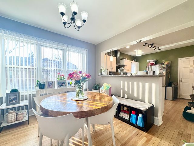 5758 W Warwick Avenue, Chicago, IL 60634