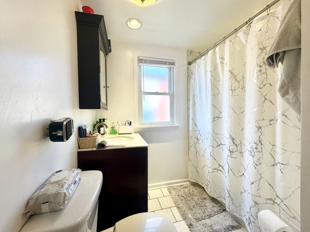 Image 13 of property listing at 5758 W Warwick Avenue, Chicago, IL 60634