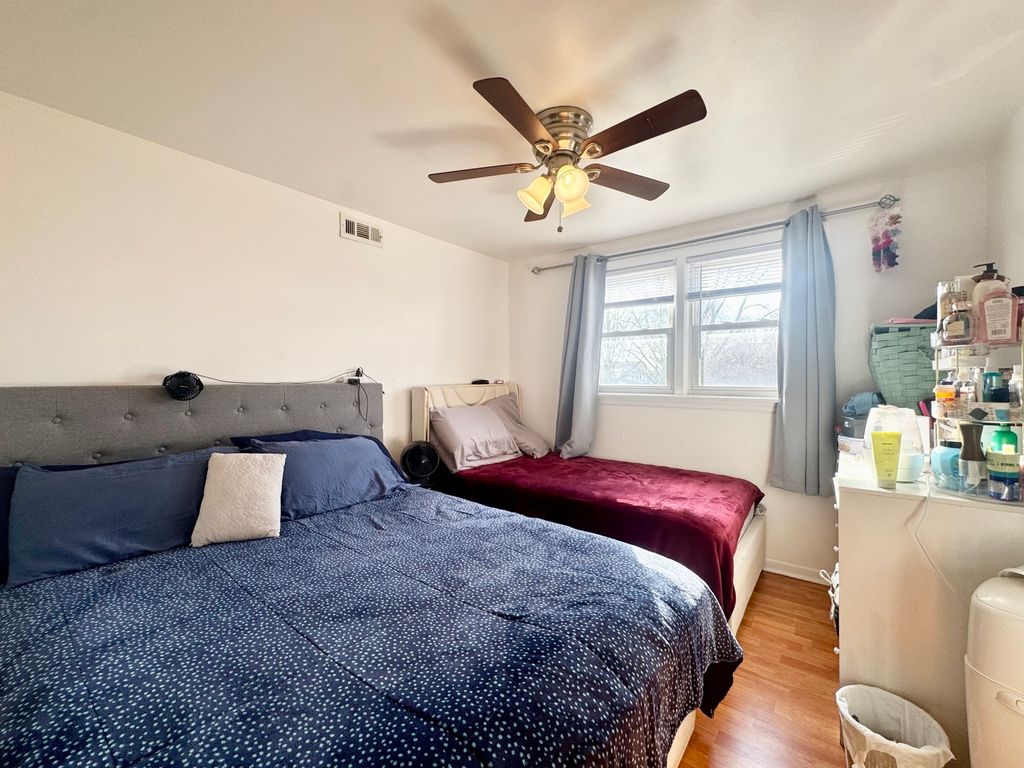 Image 16 of property listing at 5758 W Warwick Avenue, Chicago, IL 60634