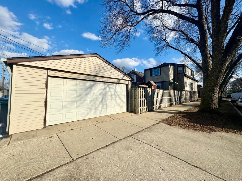 Image 20 of property listing at 5758 W Warwick Avenue, Chicago, IL 60634