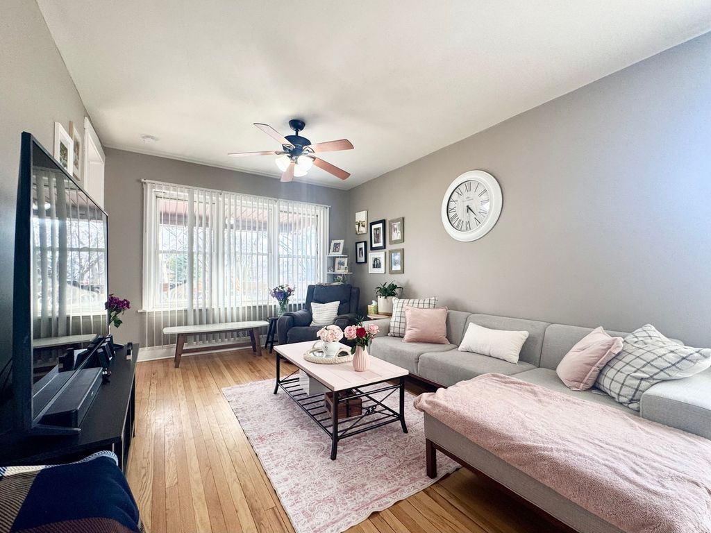 Image 3 of property listing at 5758 W Warwick Avenue, Chicago, IL 60634