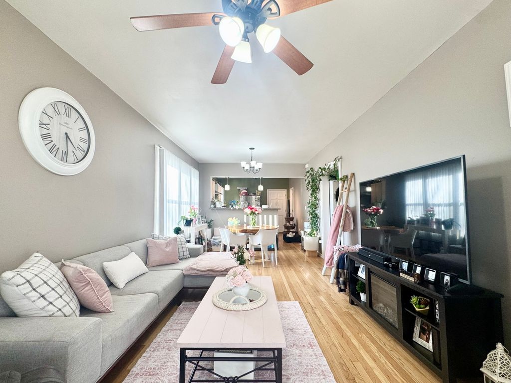 Image 4 of property listing at 5758 W Warwick Avenue, Chicago, IL 60634