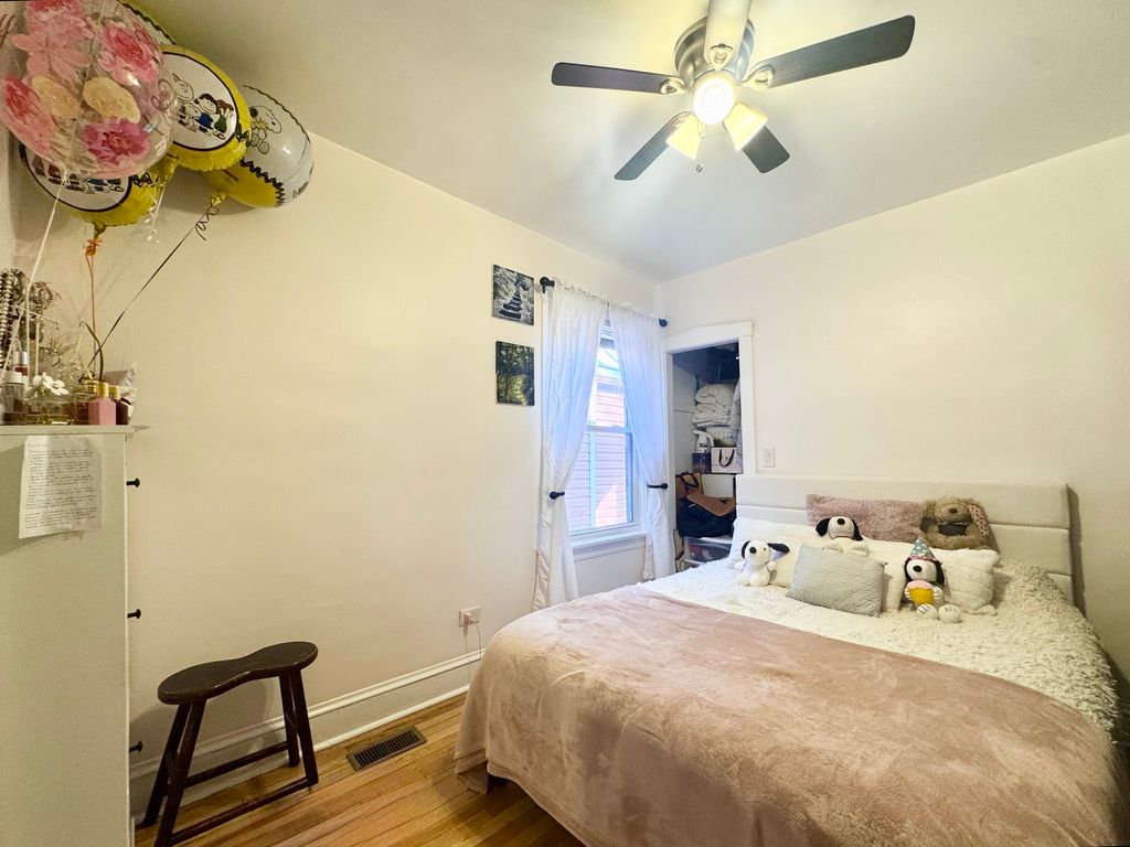 Image 5 of property listing at 5758 W Warwick Avenue, Chicago, IL 60634