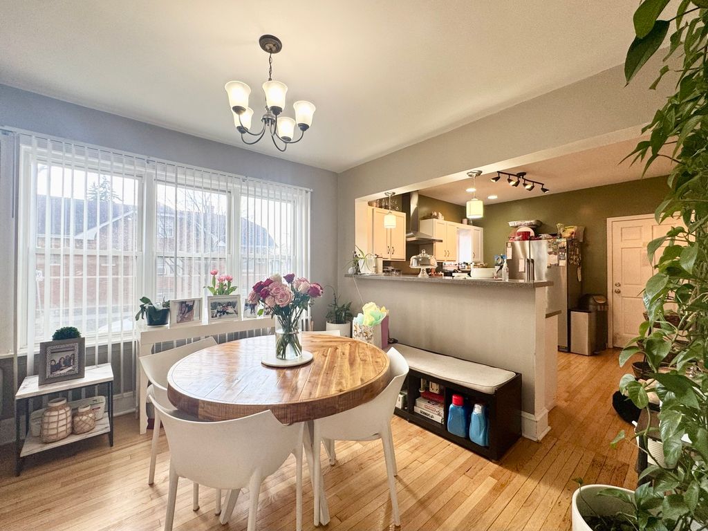 Image 6 of property listing at 5758 W Warwick Avenue, Chicago, IL 60634