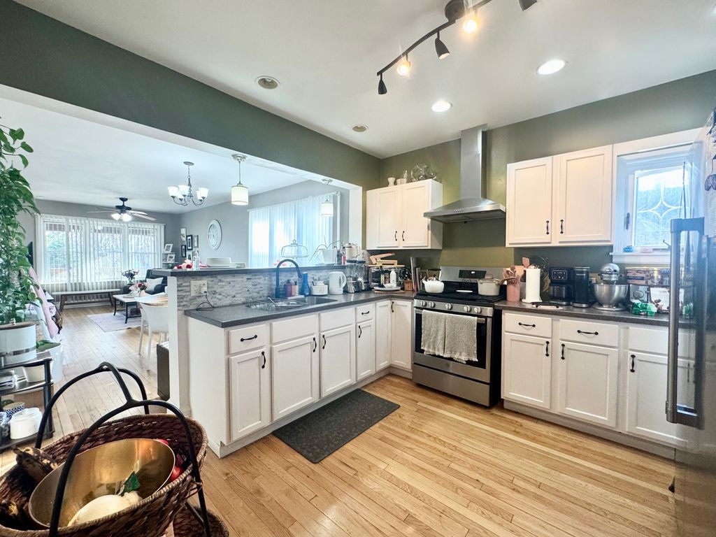 Image 7 of property listing at 5758 W Warwick Avenue, Chicago, IL 60634