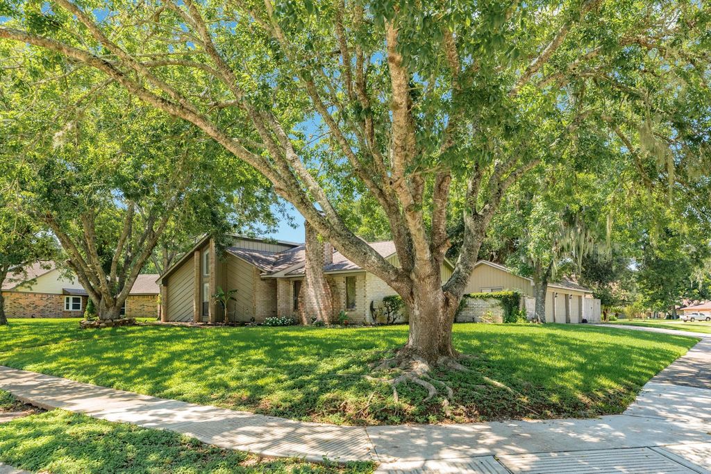 149 Spanish Moss Lane, Lake Jackson, TX 77566