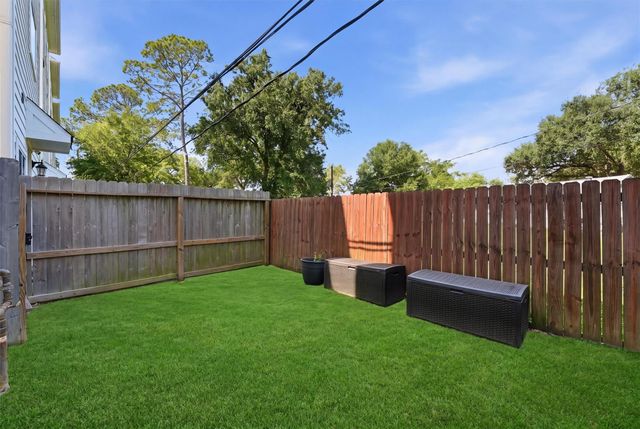 2057 Sherwood Forest Street, Houston, TX 77043