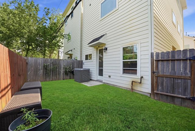 2057 Sherwood Forest Street, Houston, TX 77043