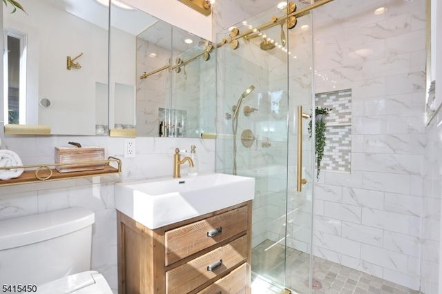 131 Lakeside Blvd, Oakland Boro, NJ 07436