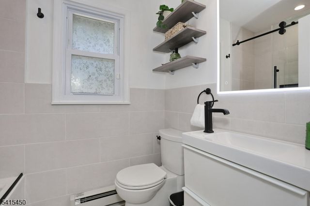 131 Lakeside Blvd, Oakland Boro, NJ 07436