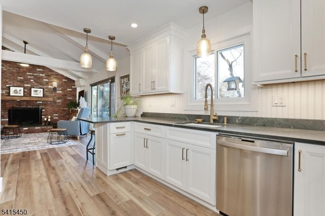 131 Lakeside Blvd, Oakland Boro, NJ 07436