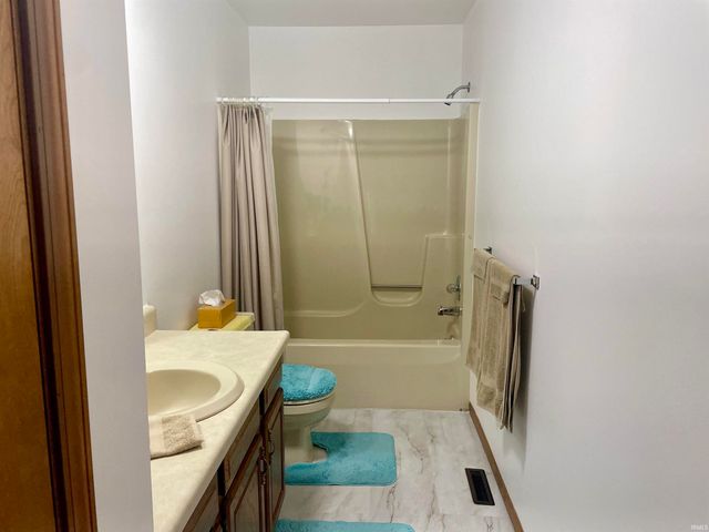 587 E Markle Road, Huntington, IN 46750