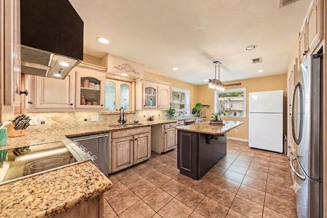 2512 Glassboro Circle, Arlington, TX 76015